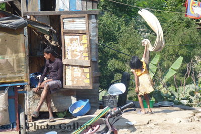 Straße 1
05.11.2012
Bewohner an der Straße Kathmandu - Chitwan
Schlüsselwörter: Nepal Chitwan