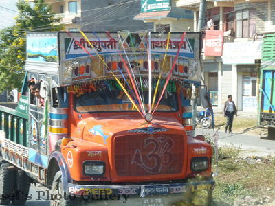 Tata 4
06.11.2012
Besonders gechmückt
Schlüsselwörter: Nepal Pokhara
