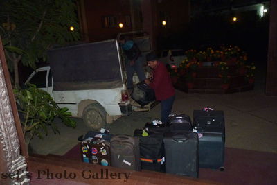 Hotel
07.11.2012
Unser Gepäck und drei von uns sind im Hotel angekommen. Der Guide und zwei weitere kamen drei Minuten später. Der Bus mit den anderen Mitreisenden brauchte noch eine halbe Stunde...
Schlüsselwörter: Nepal Kathmandu