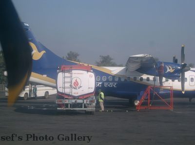 Himalaya 54
08.11.2012
Auch Flugzeuge müssen betankt weden
Schlüsselwörter: Nepal Himalaya