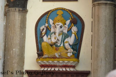 Pashupatinath 2
08.11.2012
Götterfiguren über dem hinduistischen Tempel
Schlüsselwörter: Nepal Kathmandu