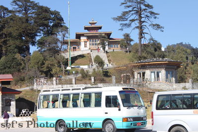 Unser Bus
10.11.2012
auf dem 3116m hohen  Dochula Pass
Schlüsselwörter: Bhutan Dochula Pass