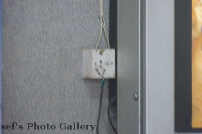 Nepal Kathmandu Elektoinstallation auf dem Flughafen
Sehr spartanischer Stecker; TÜG-Gerecht?
