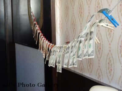 Chisinau
15.07.
Das Bargeld war so durchgeschwitzt,  zum trocknen aufgehängt
Keywords: Cisinau