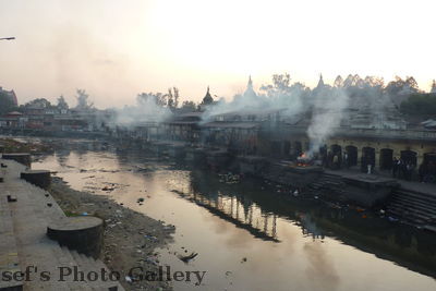 Bestattungen 2
08.11.2012
Verbennungsplätze am Bagmati
vom gegeüberliegenden Ufer
Schlüsselwörter: Nepal Kathmandu